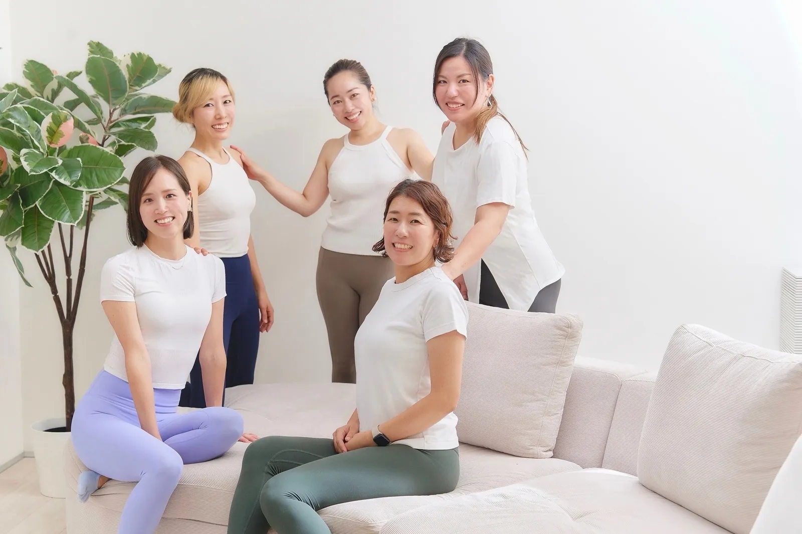 ソファのまわりに集まった、Culeruのトレーナー5人