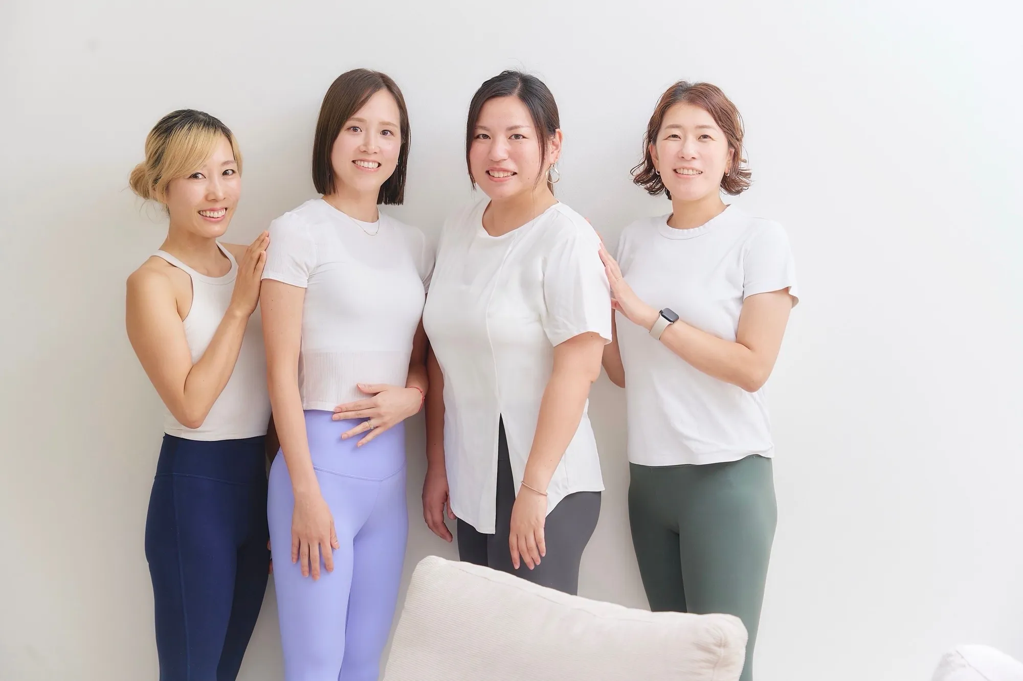 並んで笑顔を見せるCuleruのトレーナー4人
